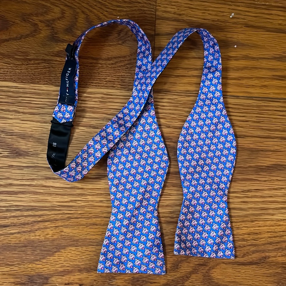 Tommy Hilfiger fish bow tie